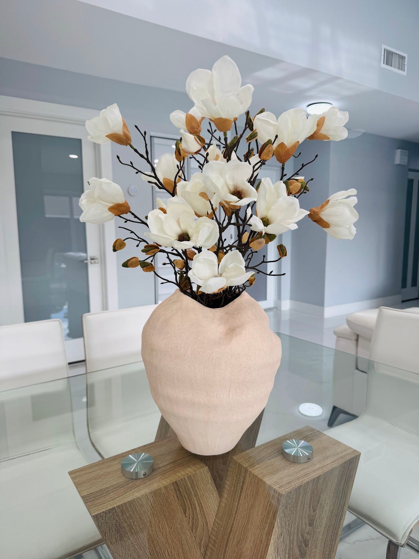 MAGNOLIAS IN CERAMIC BASE