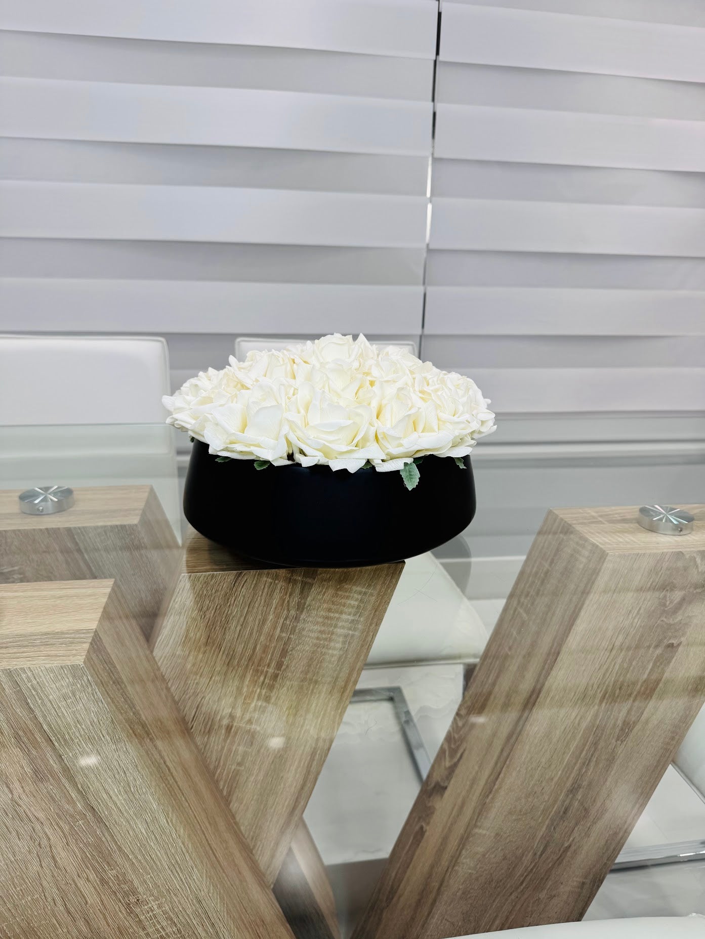 ROSES IN CERAMIC BLACK VASE