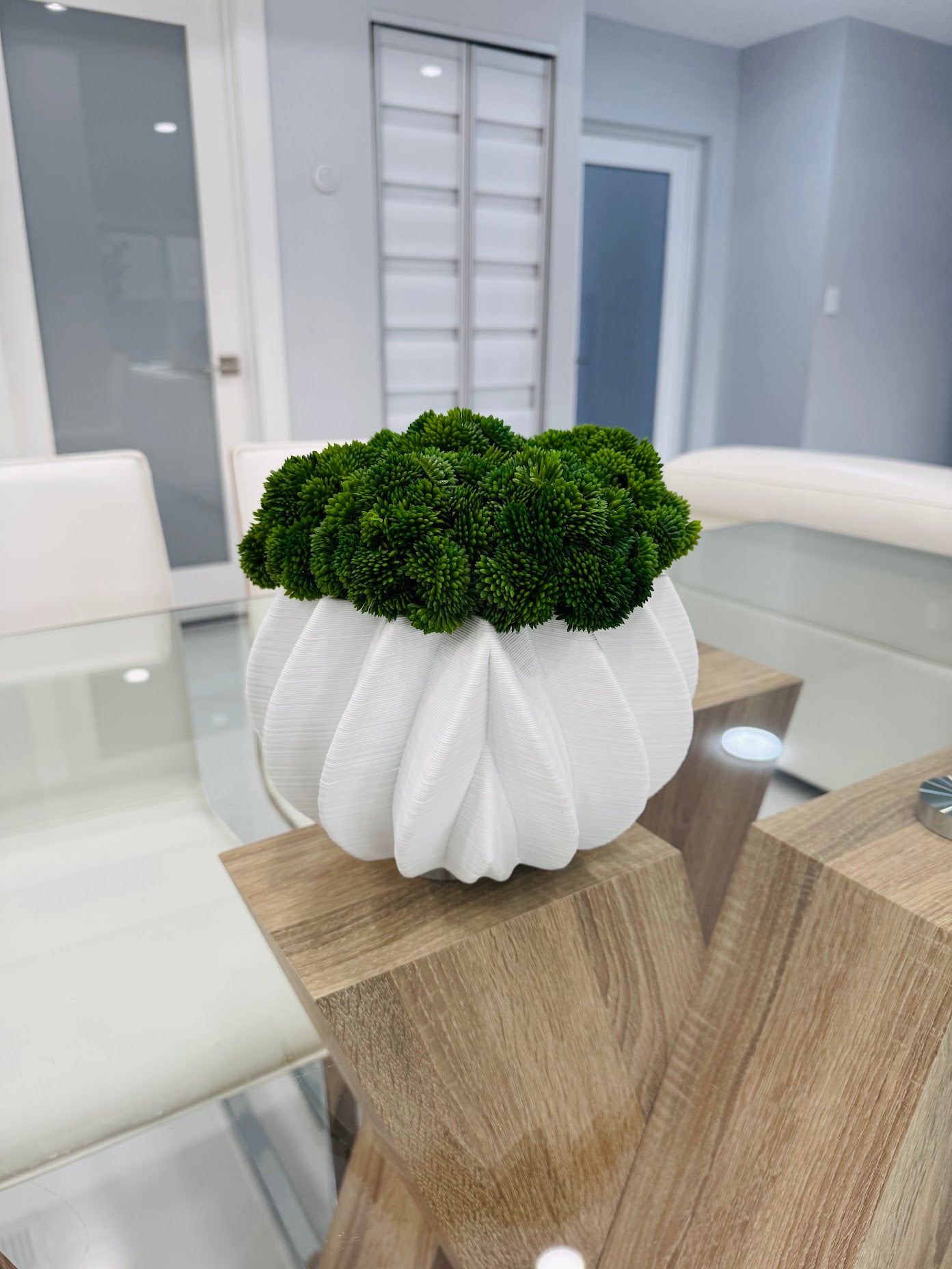 GREEN LEAF IN WITHE BASE