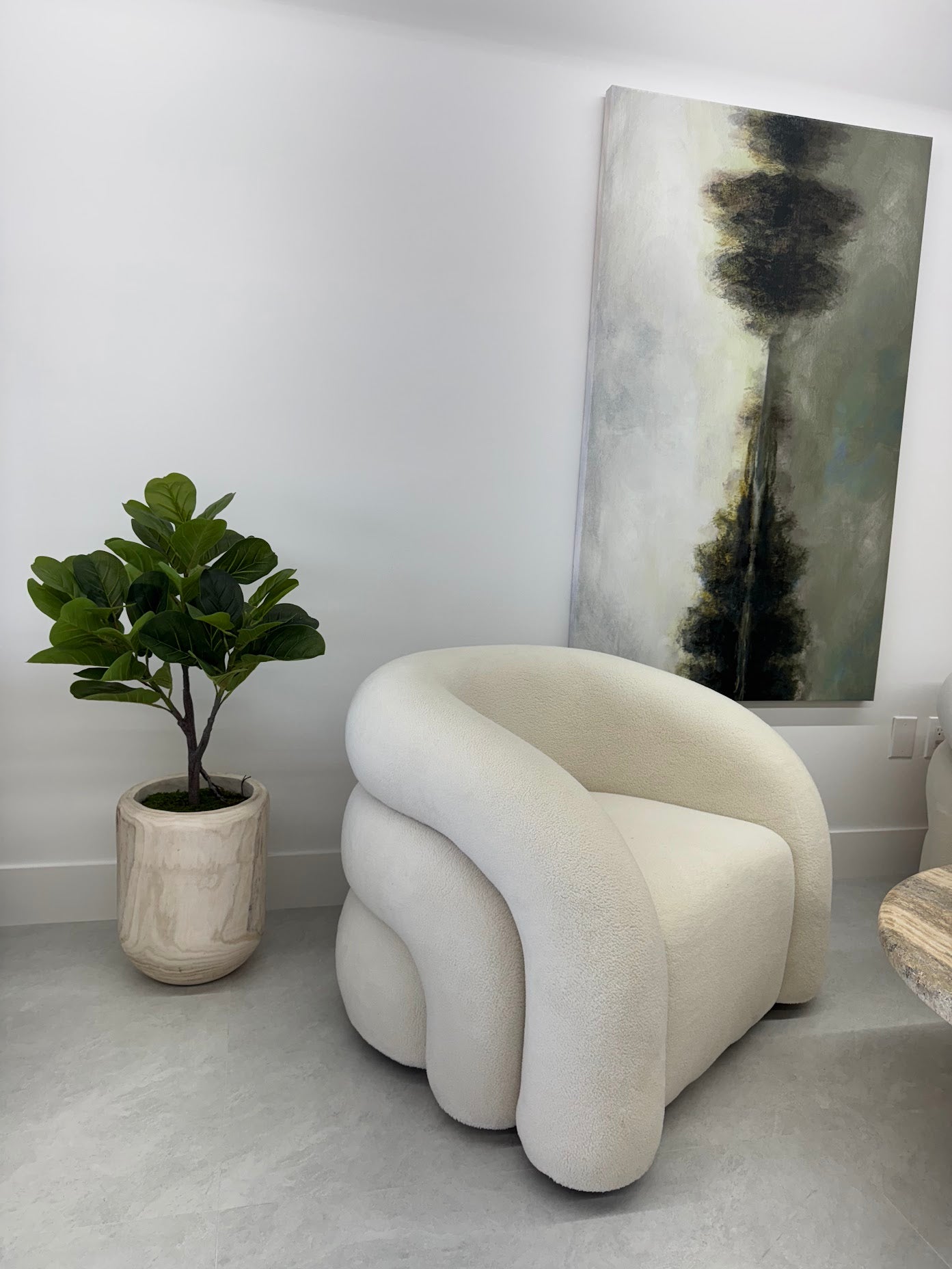 FIDDLE LEAF IN WOOD VASE WITH MOSS