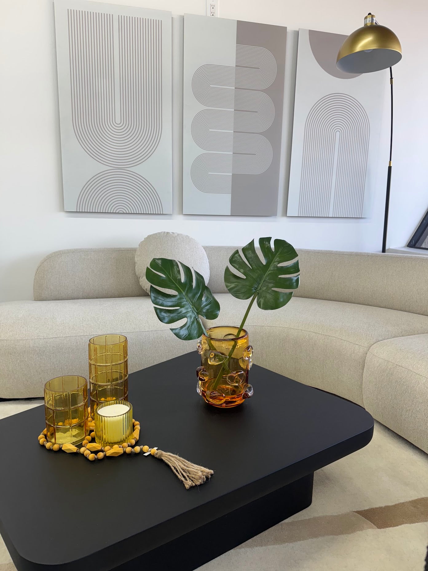 MONSTERA LEAF IN MODERN GLASS VASE