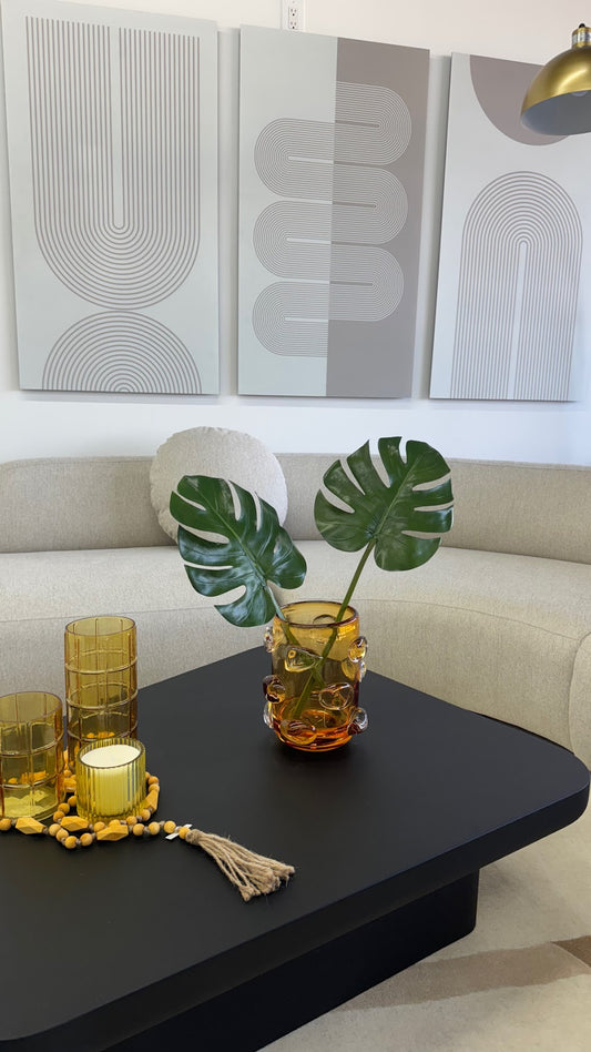 MONSTERA LEAF IN MODERN GLASS VASE