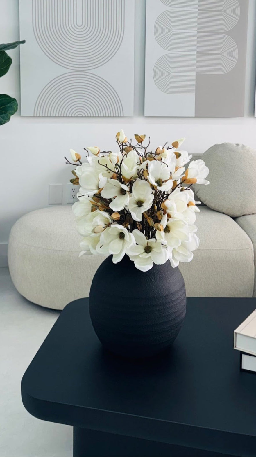 BLACK KONOS VASE WITH MAGNOLIAS