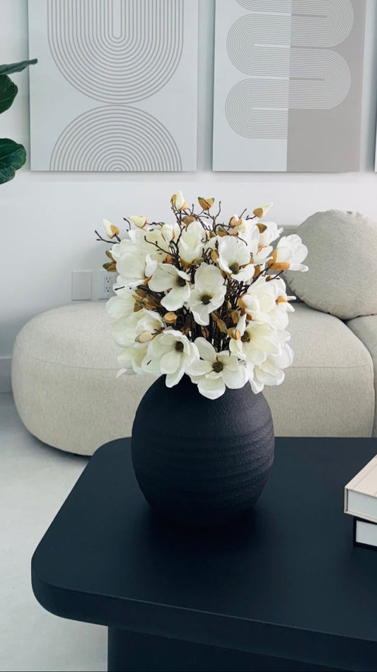 BLACK KONOS VASE WITH MAGNOLIAS