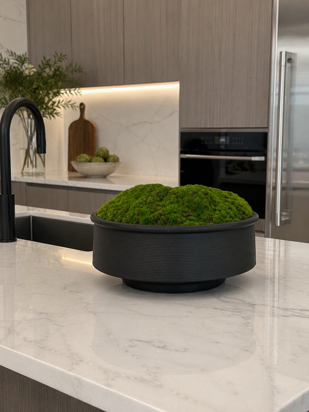 DECORATIVE MOSS ARRANGEMENT IN MATTE BLACK BOWL