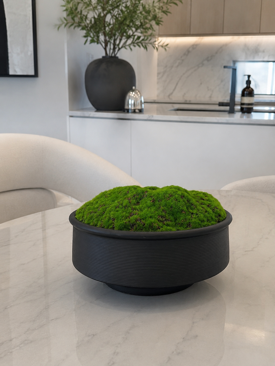 DECORATIVE MOSS ARRANGEMENT IN MATTE BLACK BOWL