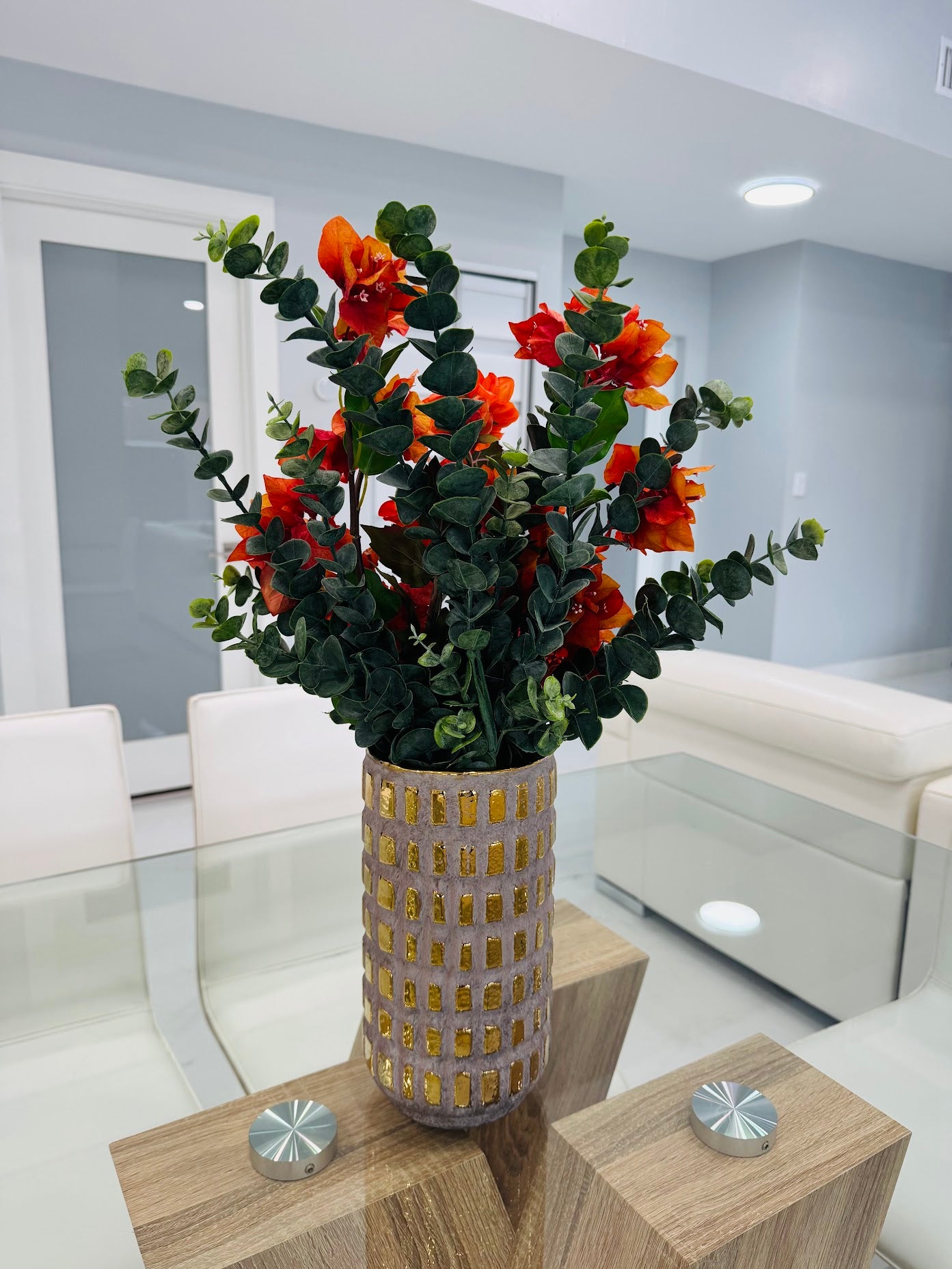 SET AUTUMN FLORAL ARRANGEMENT IN DECORATIVE GOLD CERAMIC VASE