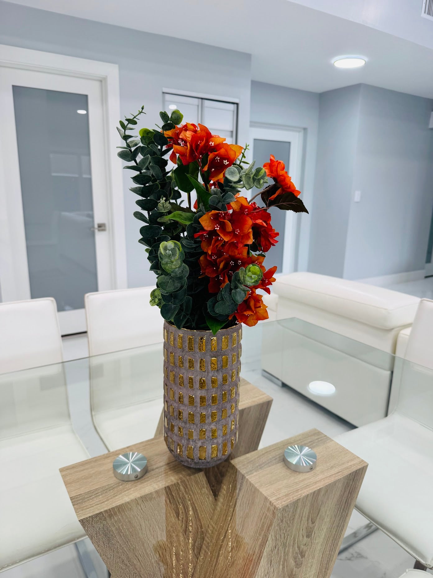 SET AUTUMN FLORAL ARRANGEMENT IN DECORATIVE GOLD CERAMIC VASE