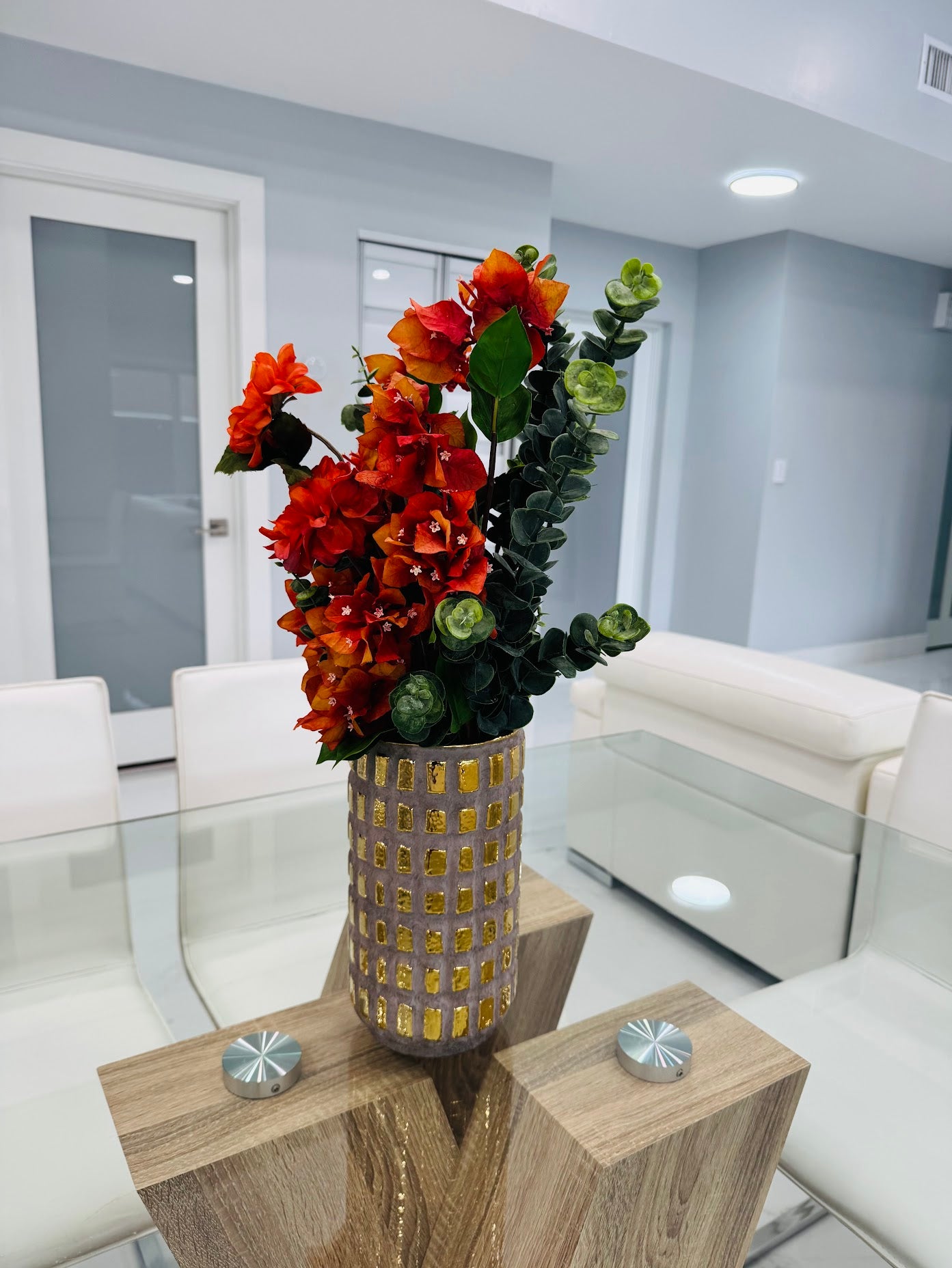 SET AUTUMN FLORAL ARRANGEMENT IN DECORATIVE GOLD CERAMIC VASE