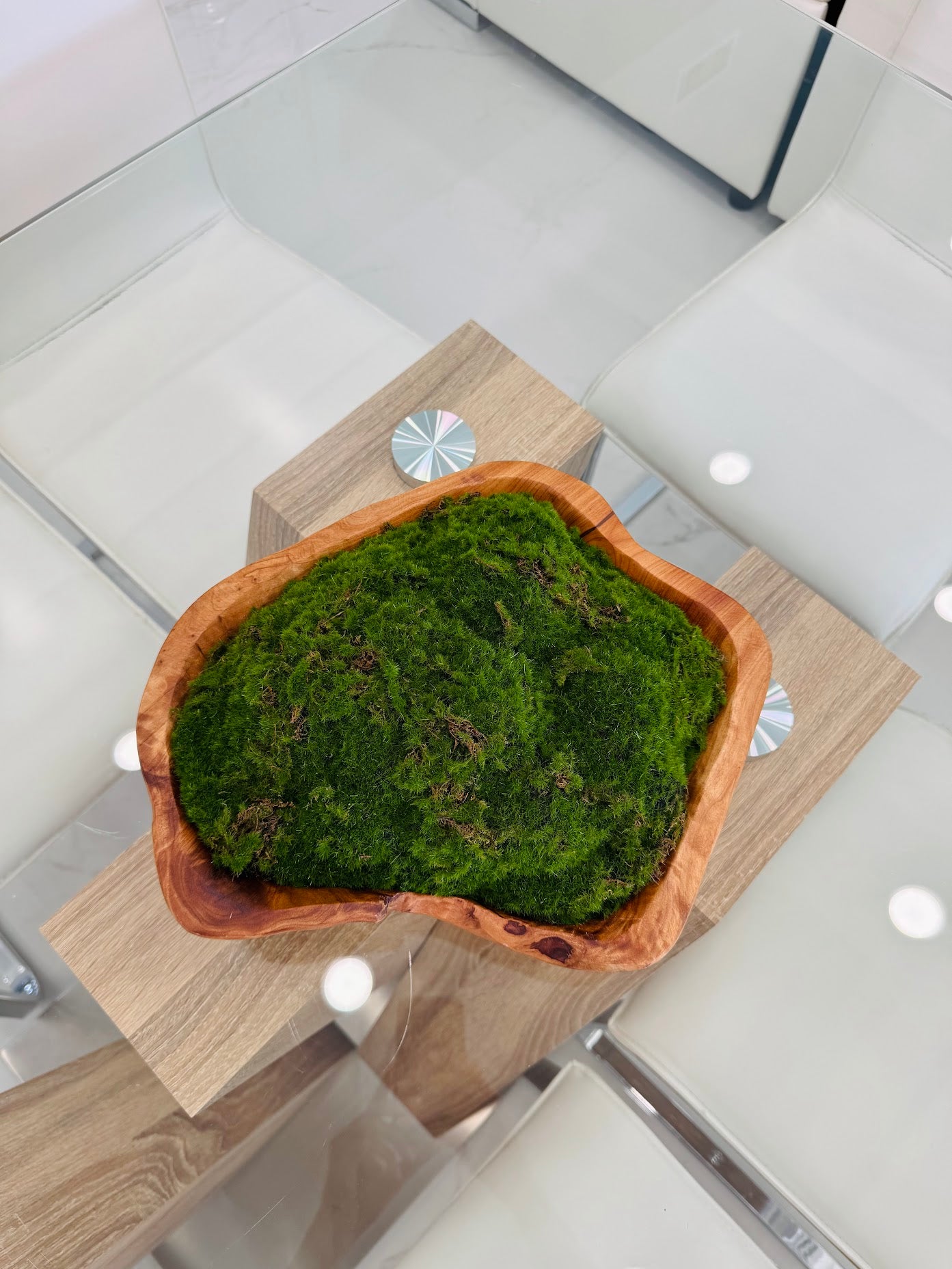DECORATIVE MOSS ARRANGEMENT IN NATURAL WOOD BOWL