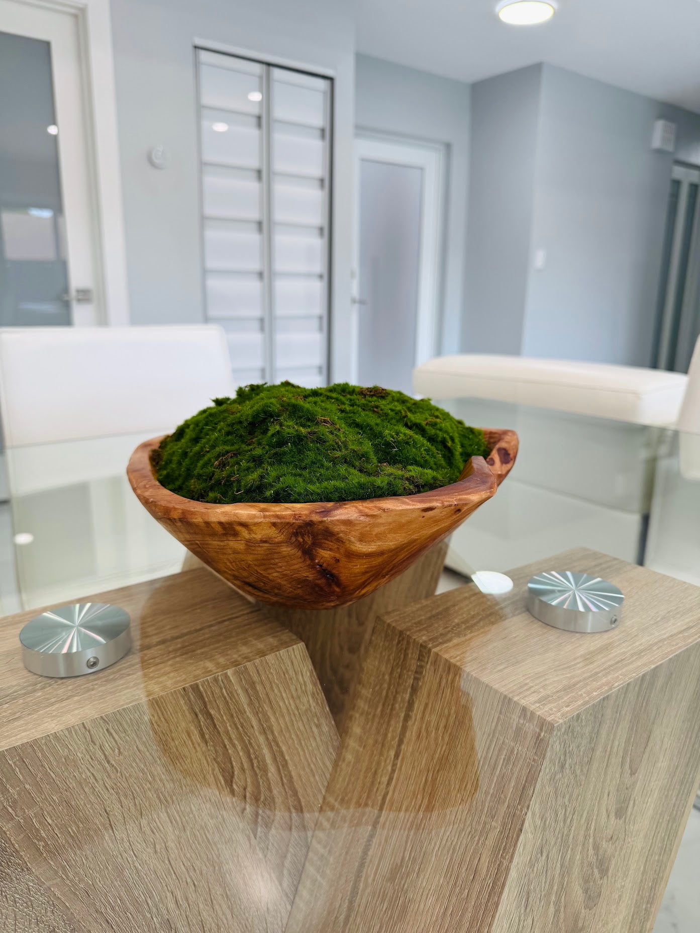 DECORATIVE MOSS ARRANGEMENT IN NATURAL WOOD BOWL