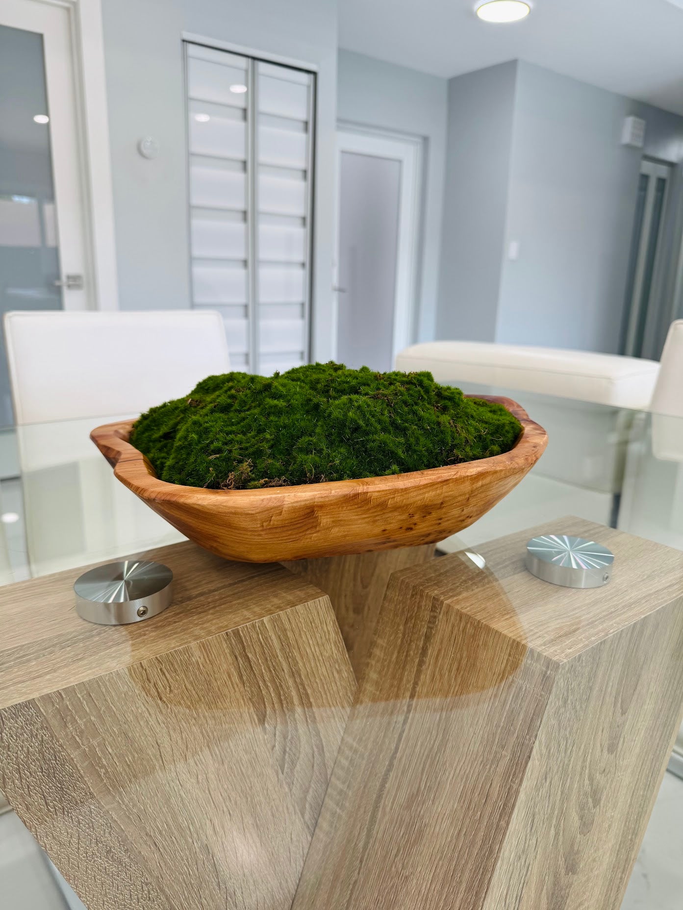 DECORATIVE MOSS ARRANGEMENT IN NATURAL WOOD BOWL