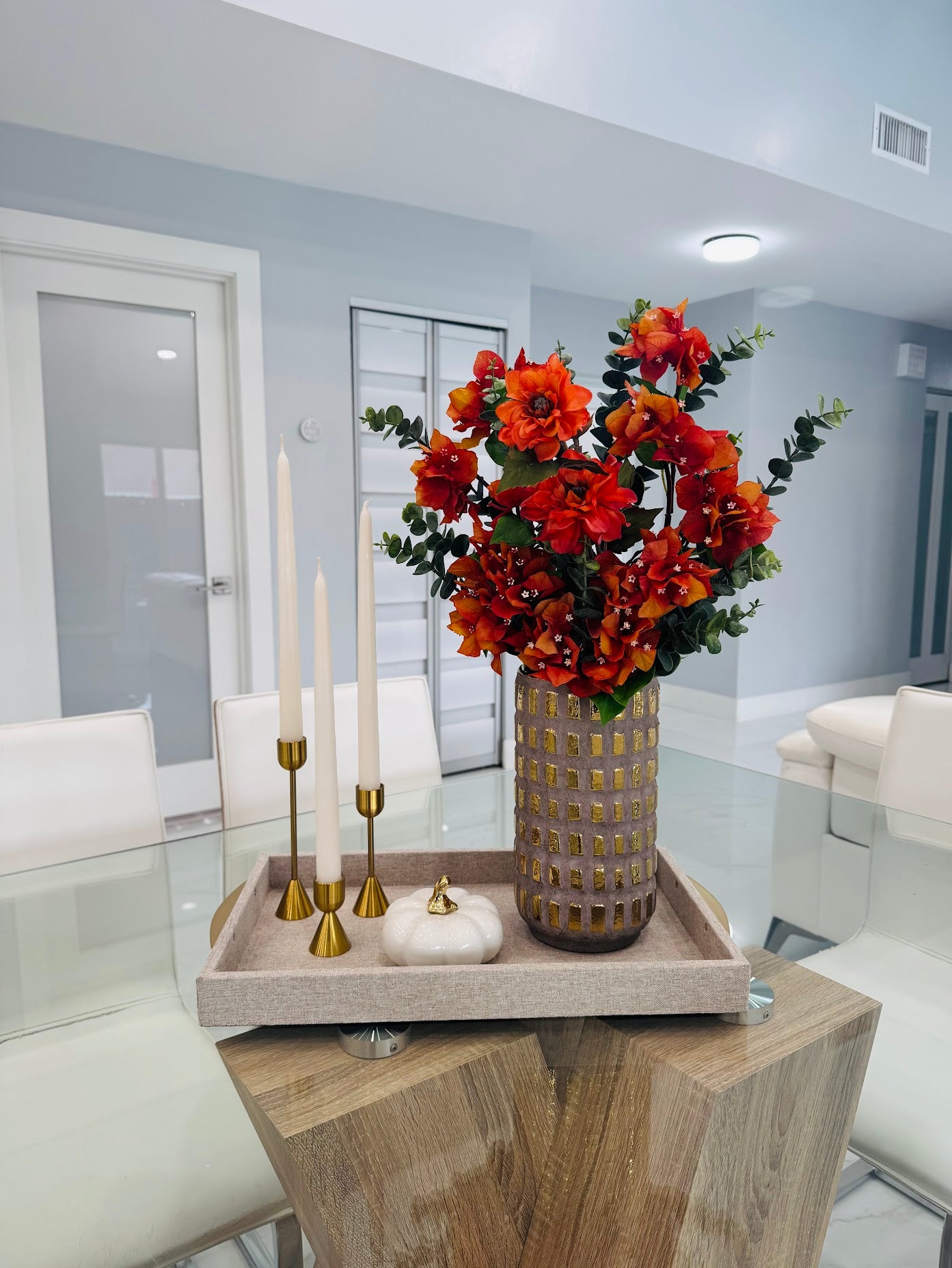 SET AUTUMN FLORAL ARRANGEMENT IN DECORATIVE GOLD CERAMIC VASE