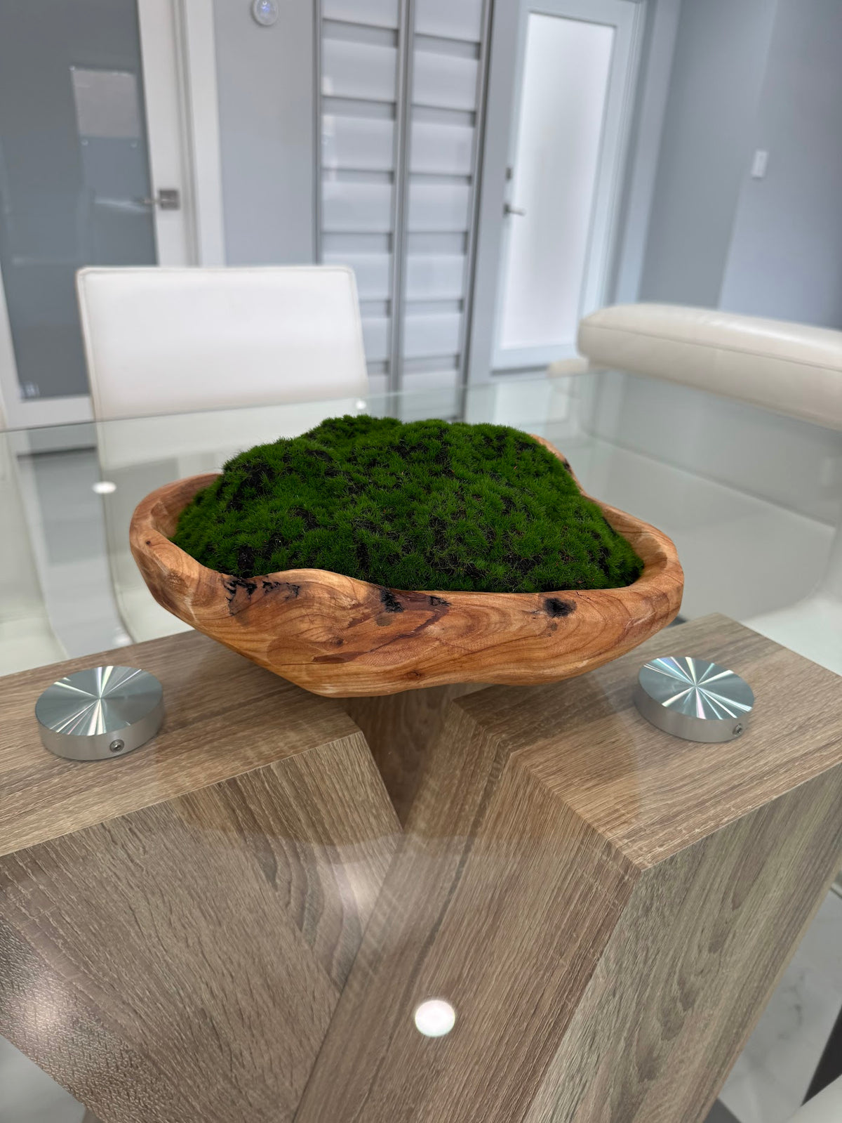 DECORATIVE MOSS ARRANGEMENT IN NATURAL WOOD BOWL