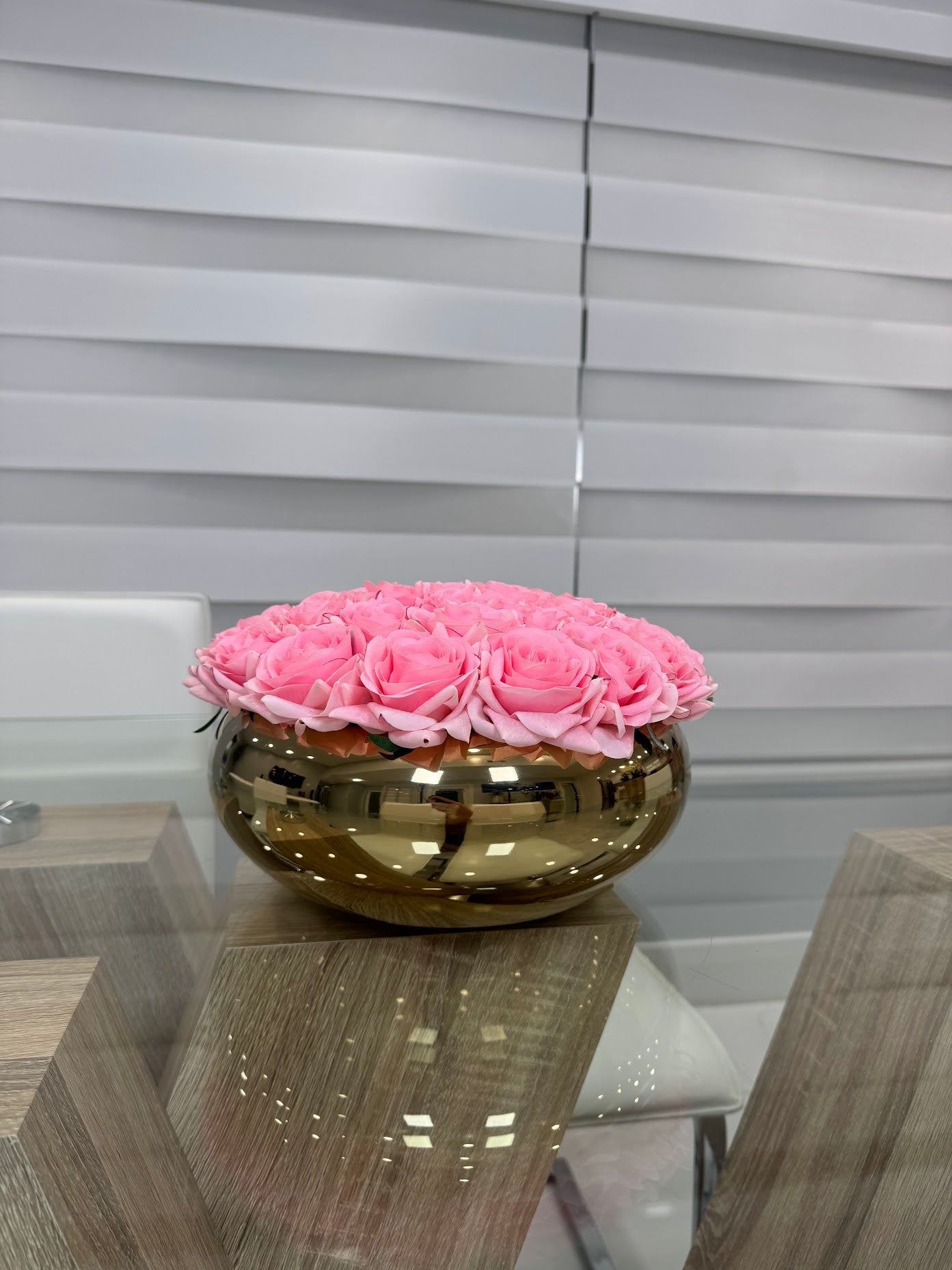 PINK ROSES IN CERAMIC GOLD VASE