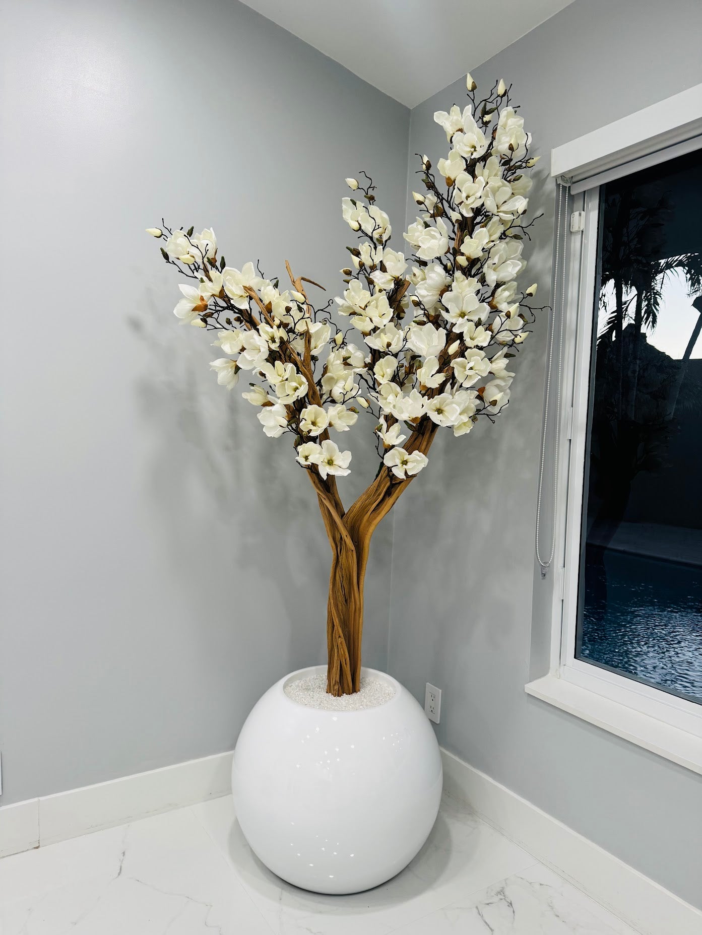 MAGNOLIA TREE IN GLOSSY WHITE GLOBE BASE