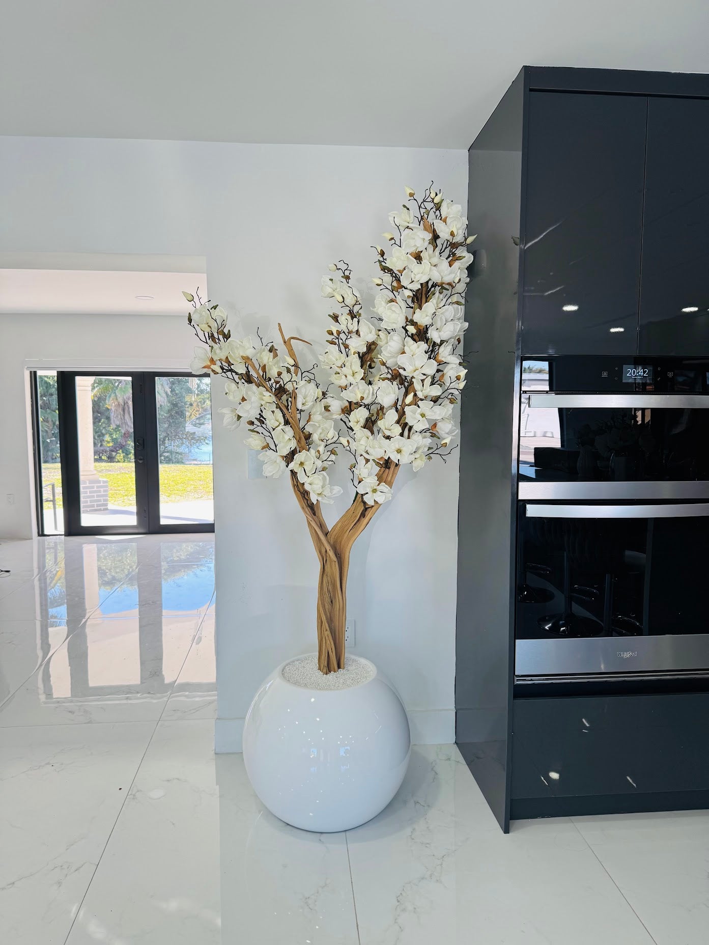 MAGNOLIA TREE IN GLOSSY WHITE GLOBE BASE