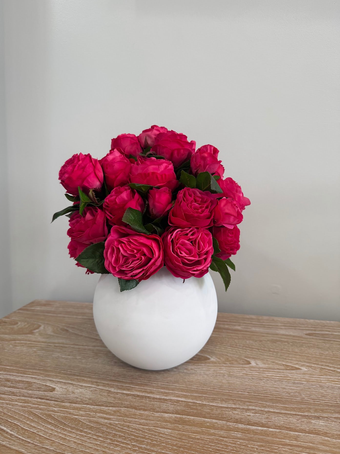 LUXURY FUCHSIA ROSE ARRANGEMENT IN WHITE VASE