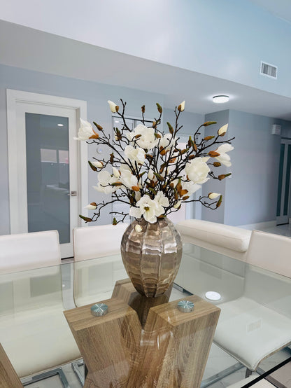 MAGNOLIA ELEFANCE IN TEXTURED SILVER VASE