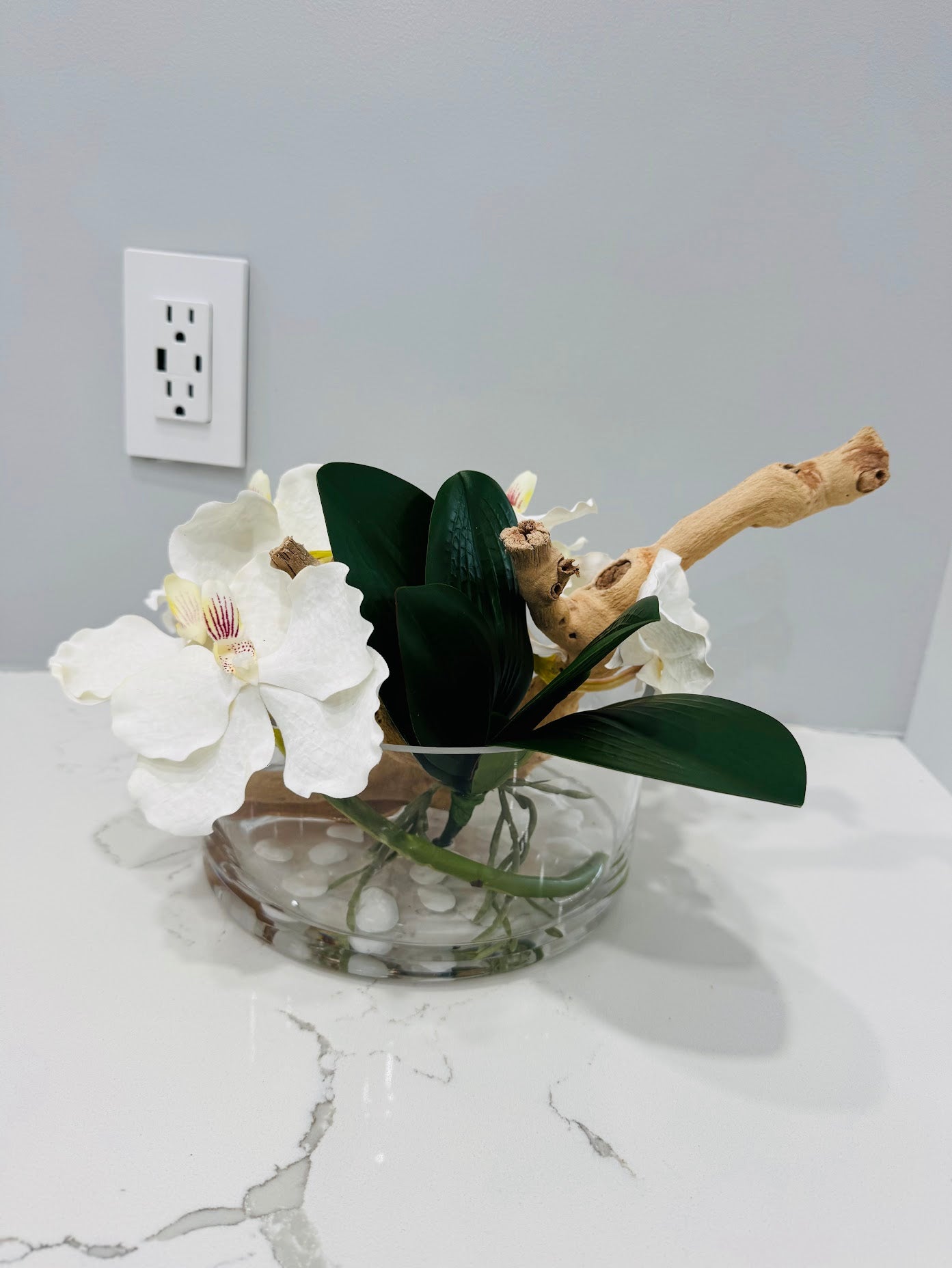 BOWL WITH VANDA ORCHIDS AND WOOD