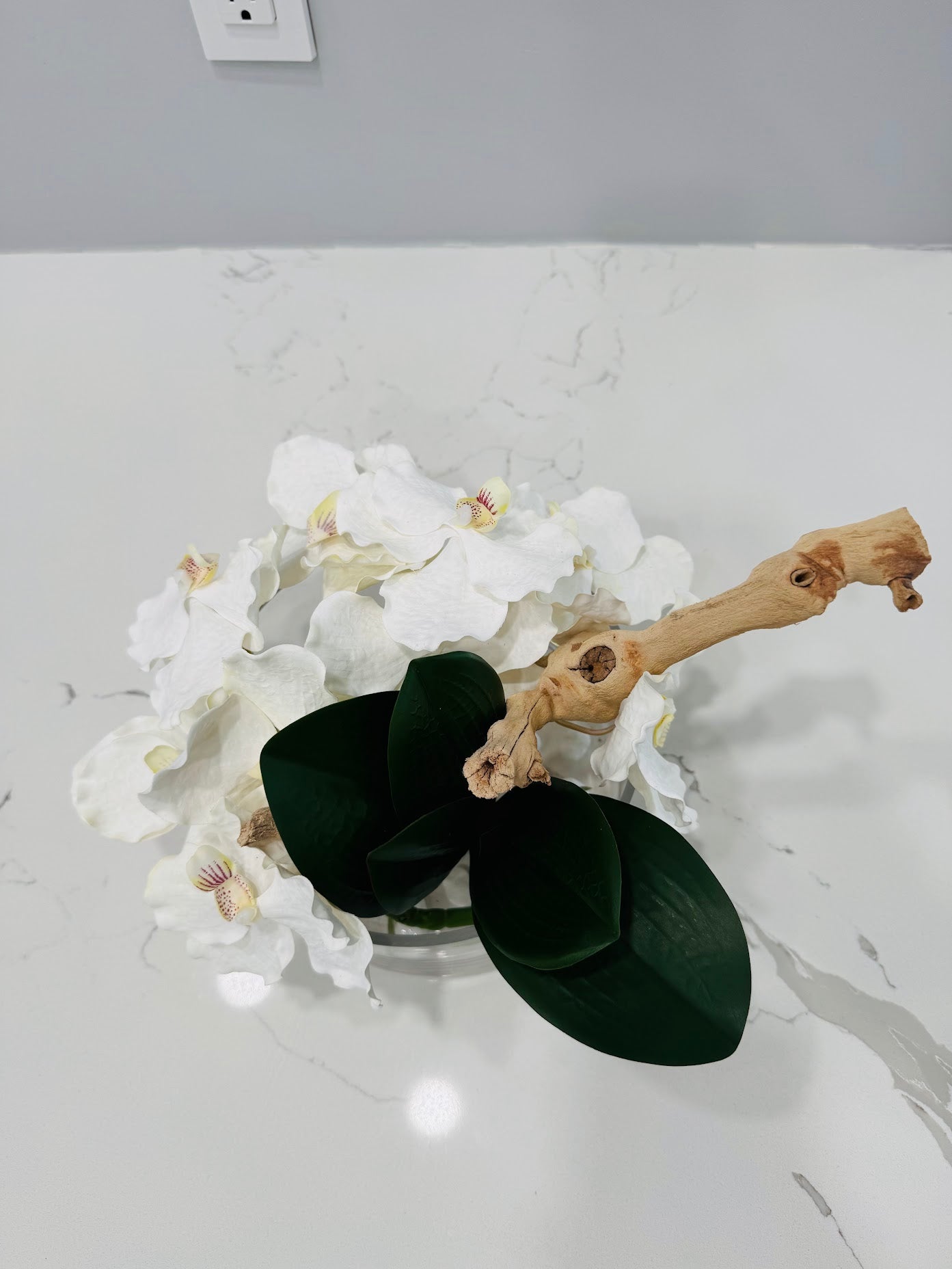 BOWL WITH VANDA ORCHIDS AND WOOD