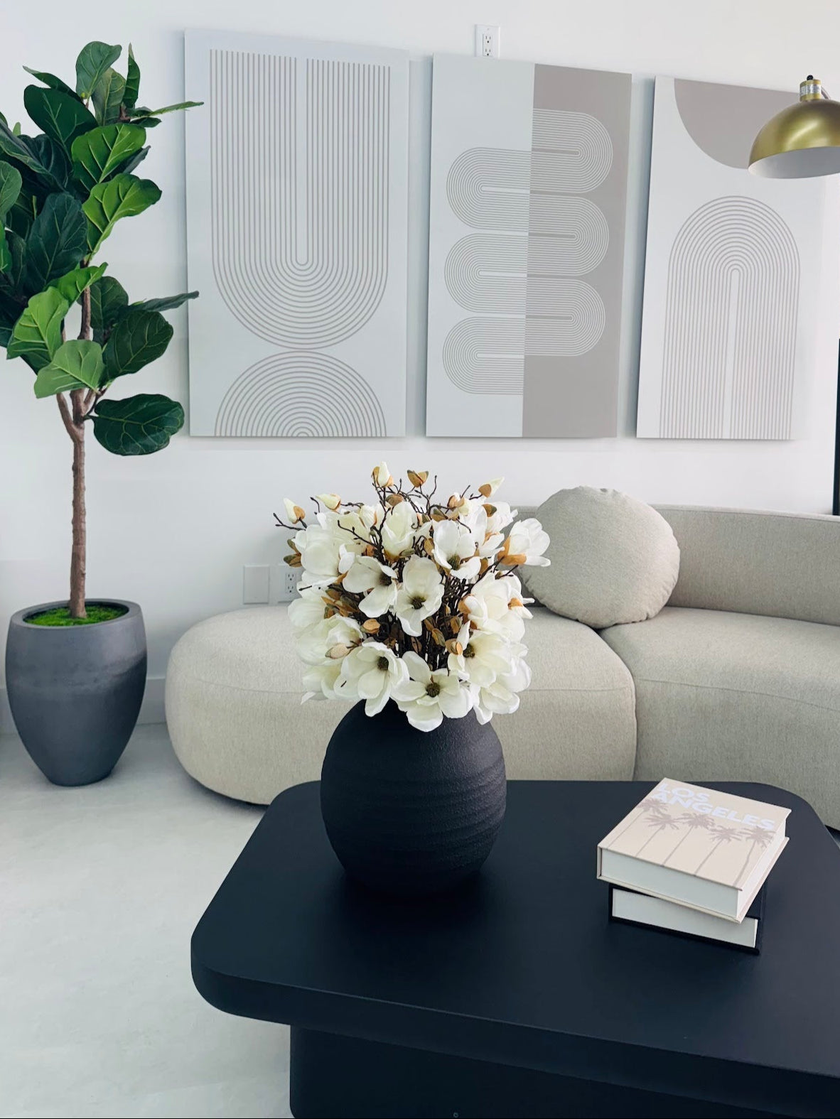 BLACK KONOS VASE WITH MAGNOLIAS