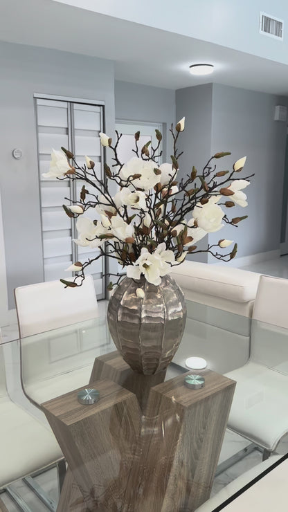 MAGNOLIA ELEFANCE IN TEXTURED SILVER VASE